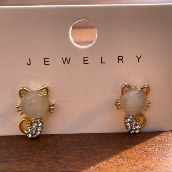Kitty cat 🐱 studs - Picture 2 of 3